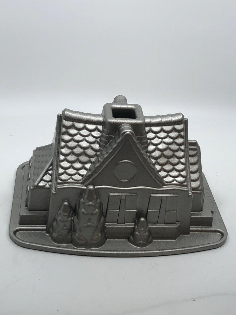NORDIC WARE GINGERBREAD CAST ALUMINUM PAN.