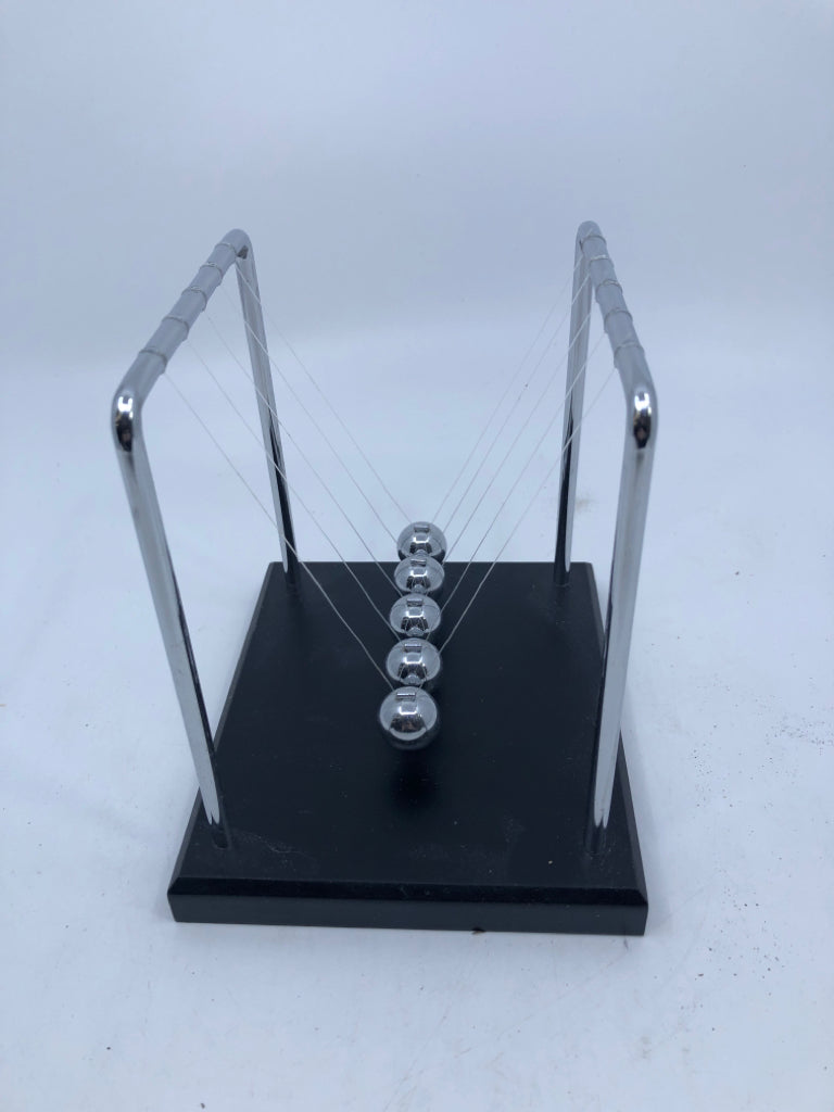 NEWTONS CRADLE DESKTOP GAME.