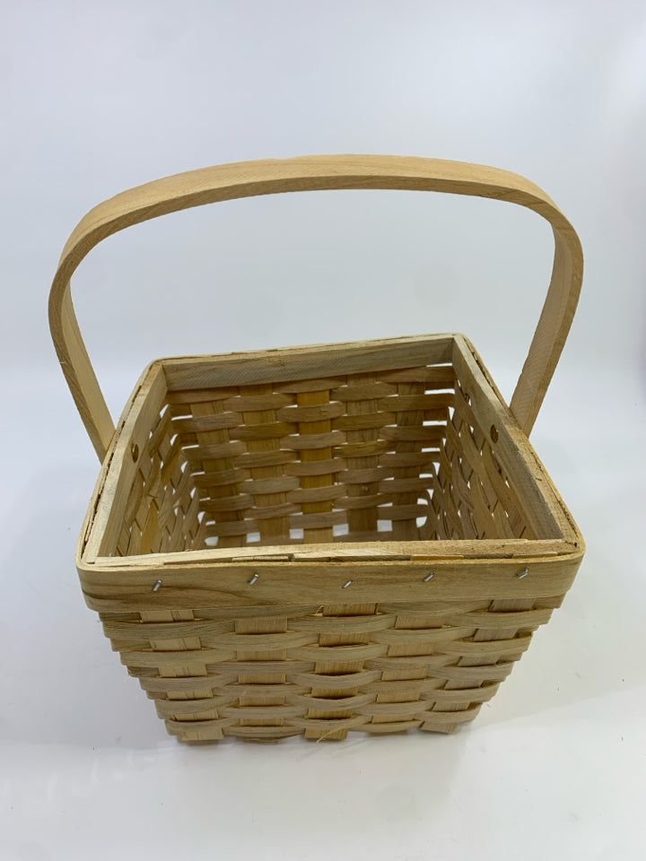 SMALL SQUARE WOVEN BASKET.