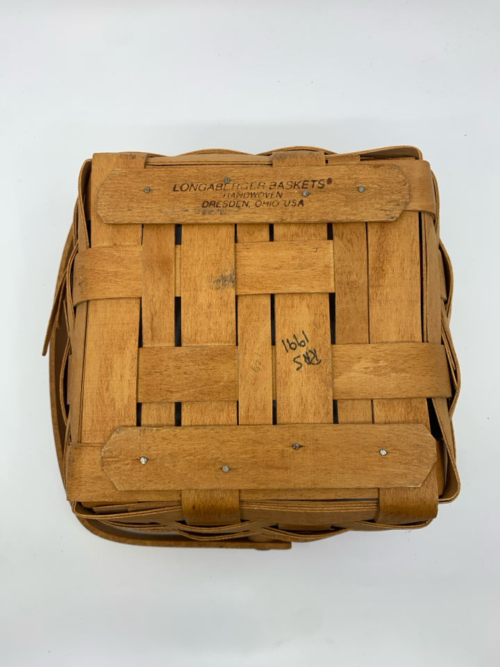 1991 SQUARE BASKET W WOOD HANDLE.