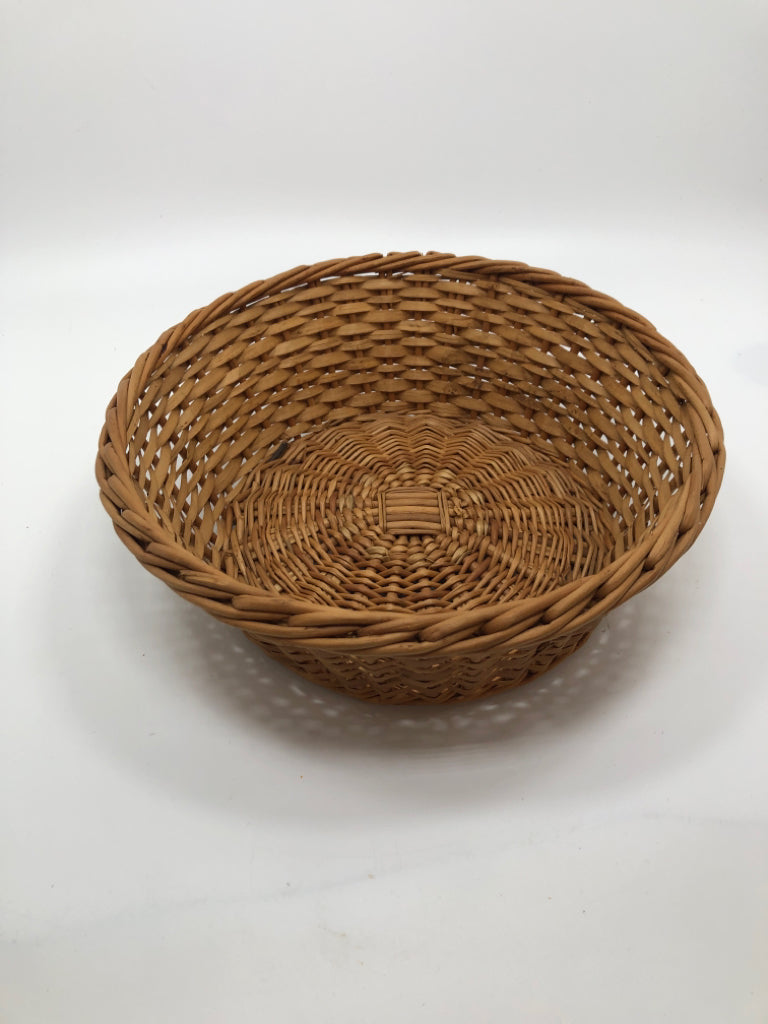 SM CIRCULAR WOVEN BASKET.