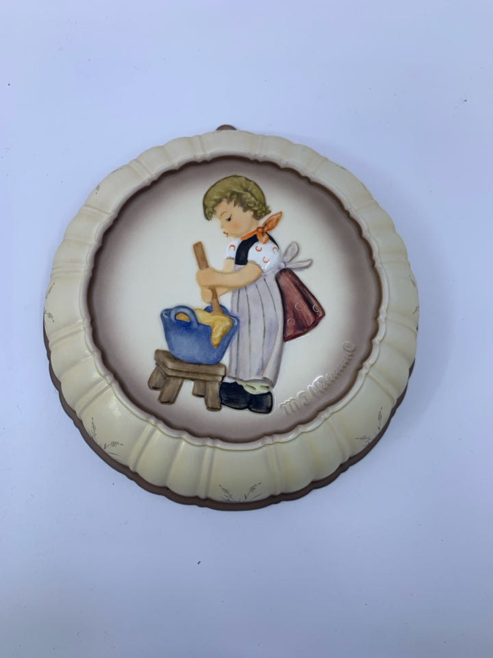 VTG HUMMEL "BAKING DAY" 1989 WALL PLAQUE/CAKE MOLD.