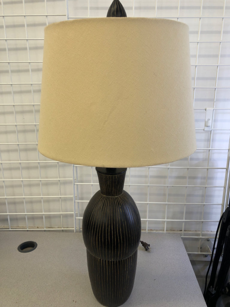 DARK WOOD LAMP ETCHED W/BEIGE SHADE.