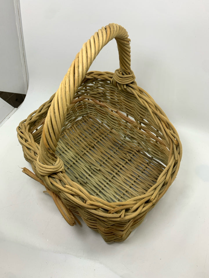 RUSTIC BASKET W/WICKER BOW.