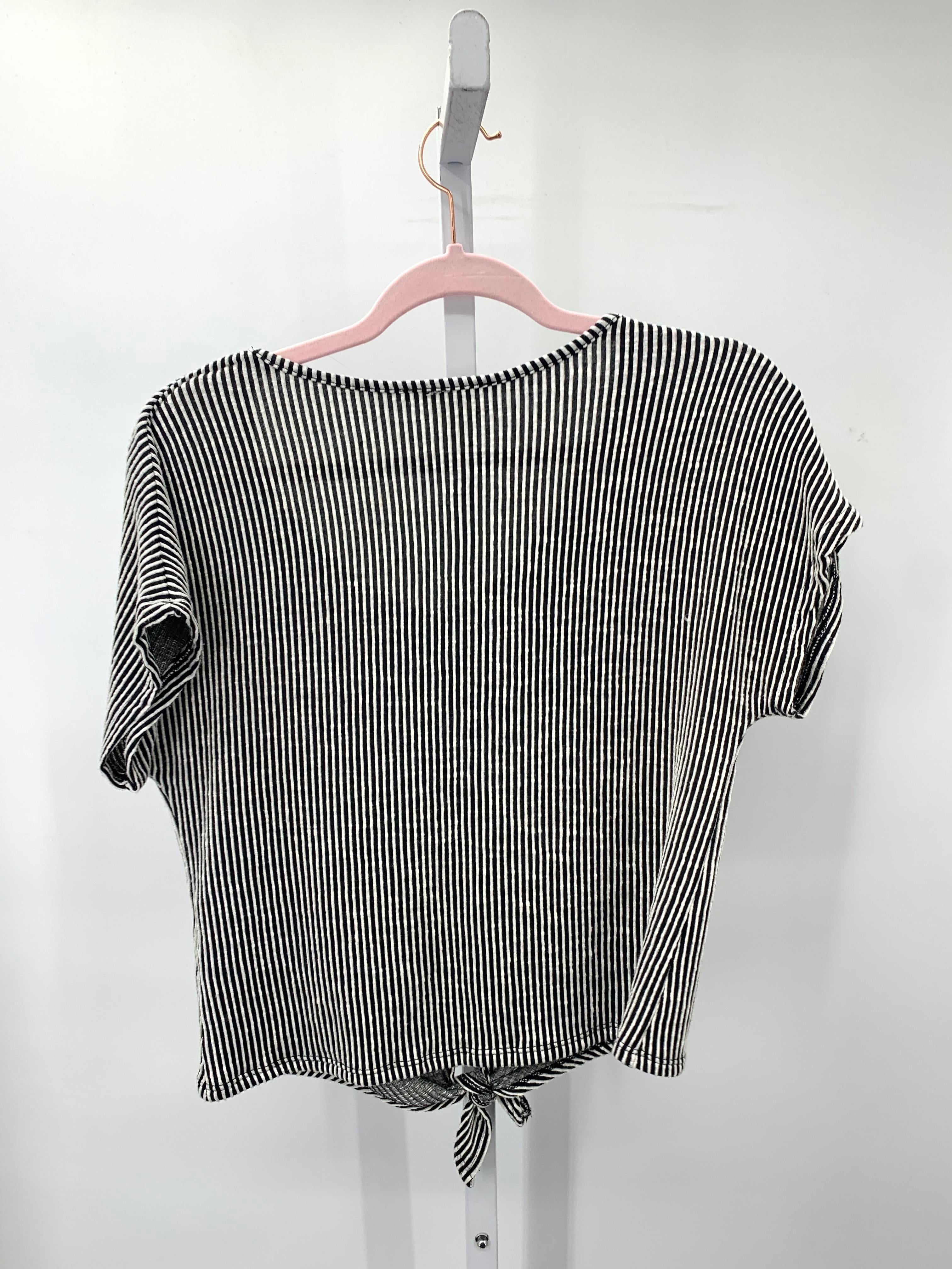 Size Medium Juniors Short Sleeve Shirt