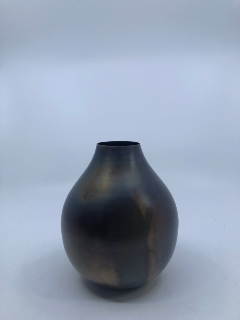 DECORATIVE METAL BRINGHAM VASE.