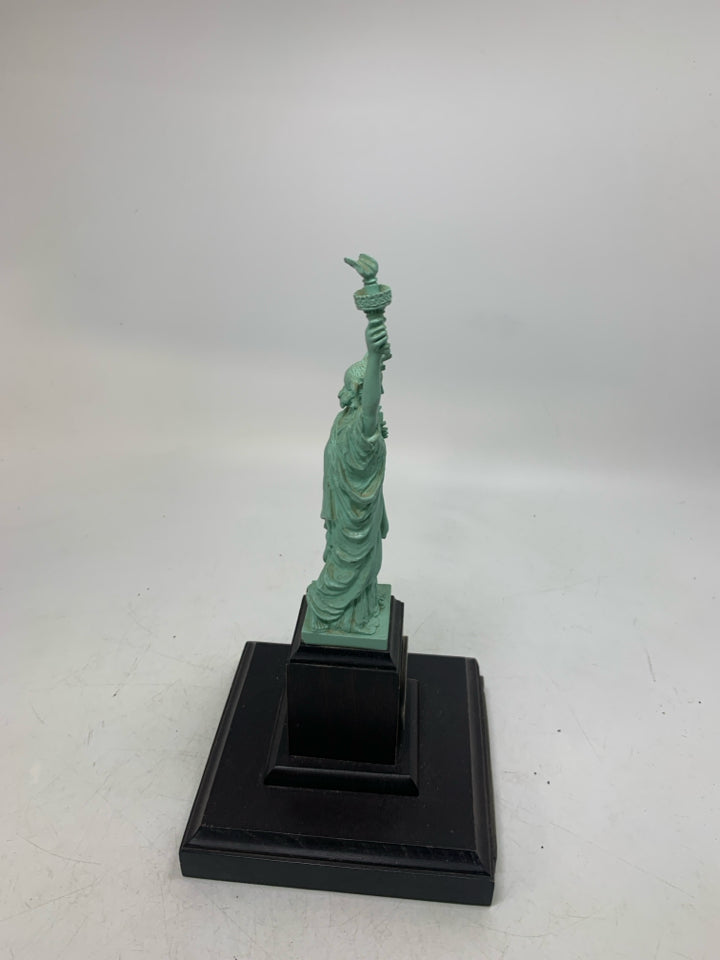 STATUE OF LIBERTY DANBURY MINT 1986 WOOD BASE.