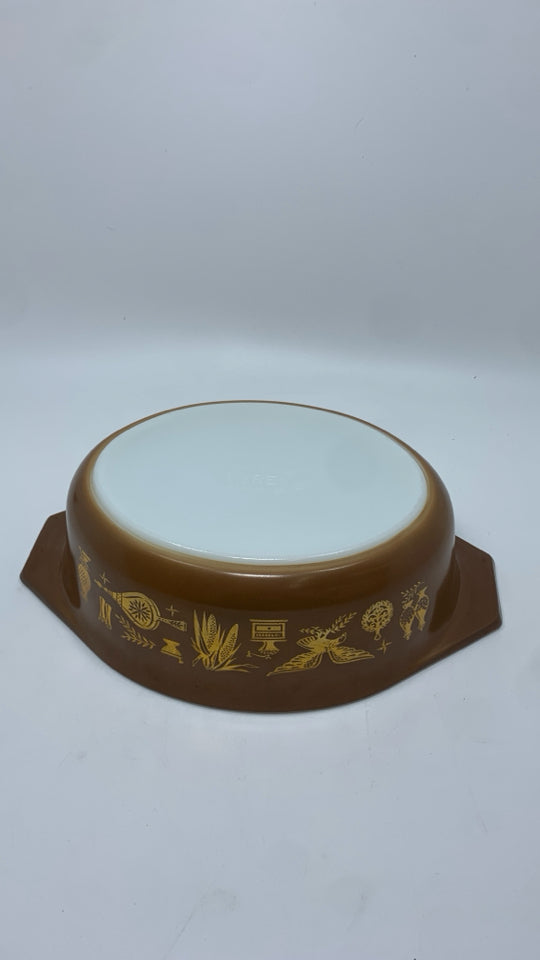 VTG PYREX OVAL CASSEROLE DISH W/BROWN+GOLD DESIGN.