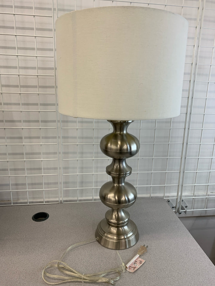 STACKED BALL SILVER BASE LAMP W/WHITE SHADE.