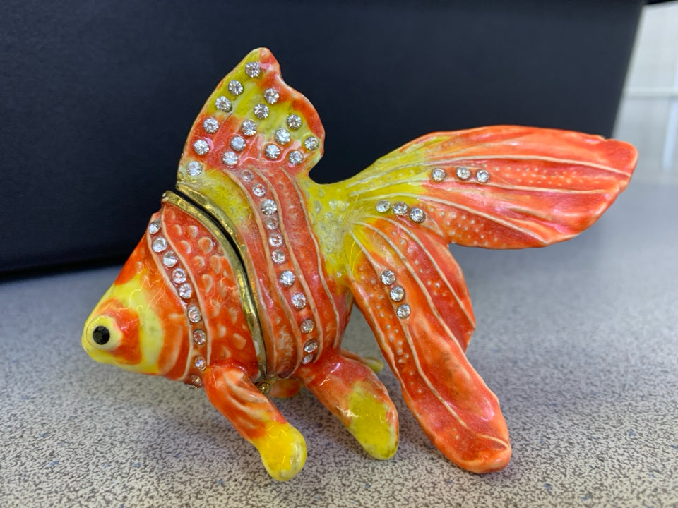ORANGE/YELLOW FISH WITH STONES BOX.