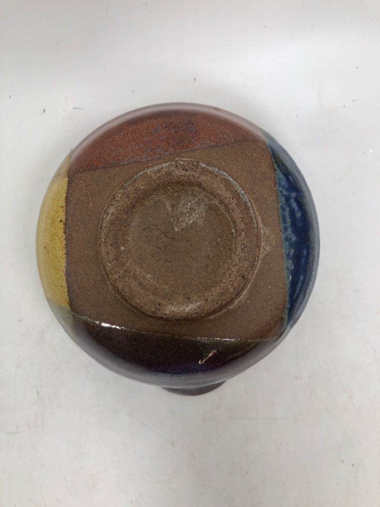 MULTI-COLORED SERVING STONEWARE BOWL WITH SPOUT.