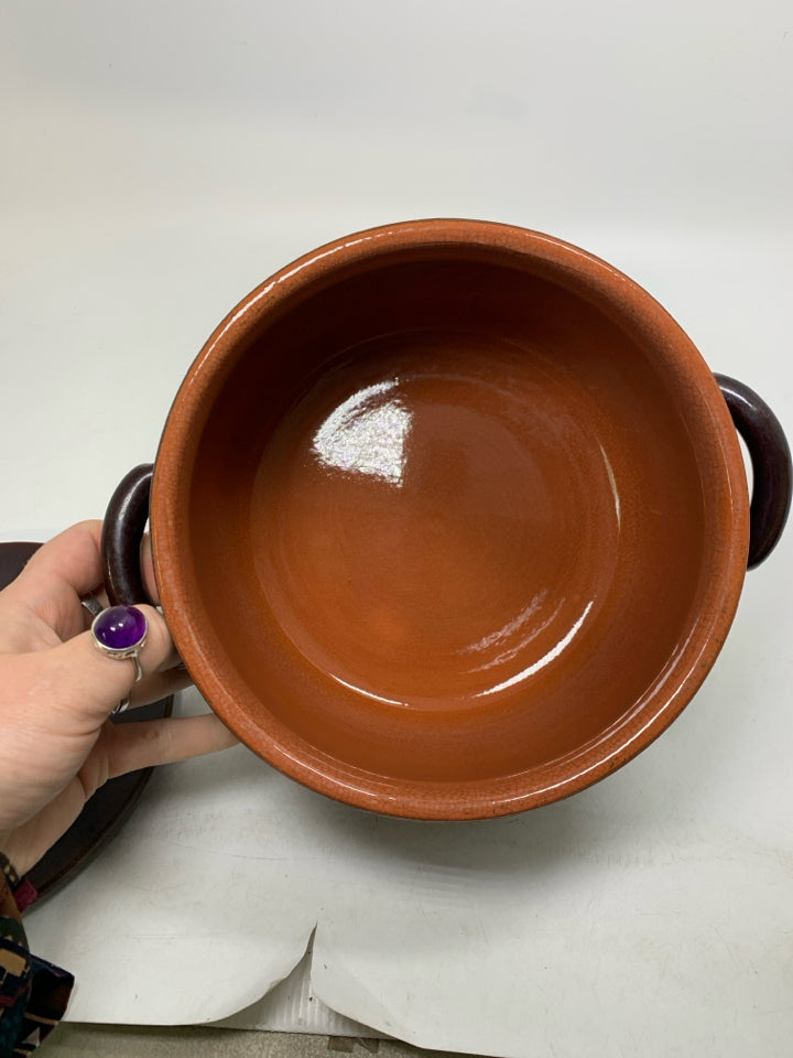VTG DARK BROWN BEAN CROCK POT W/ HANDLES.