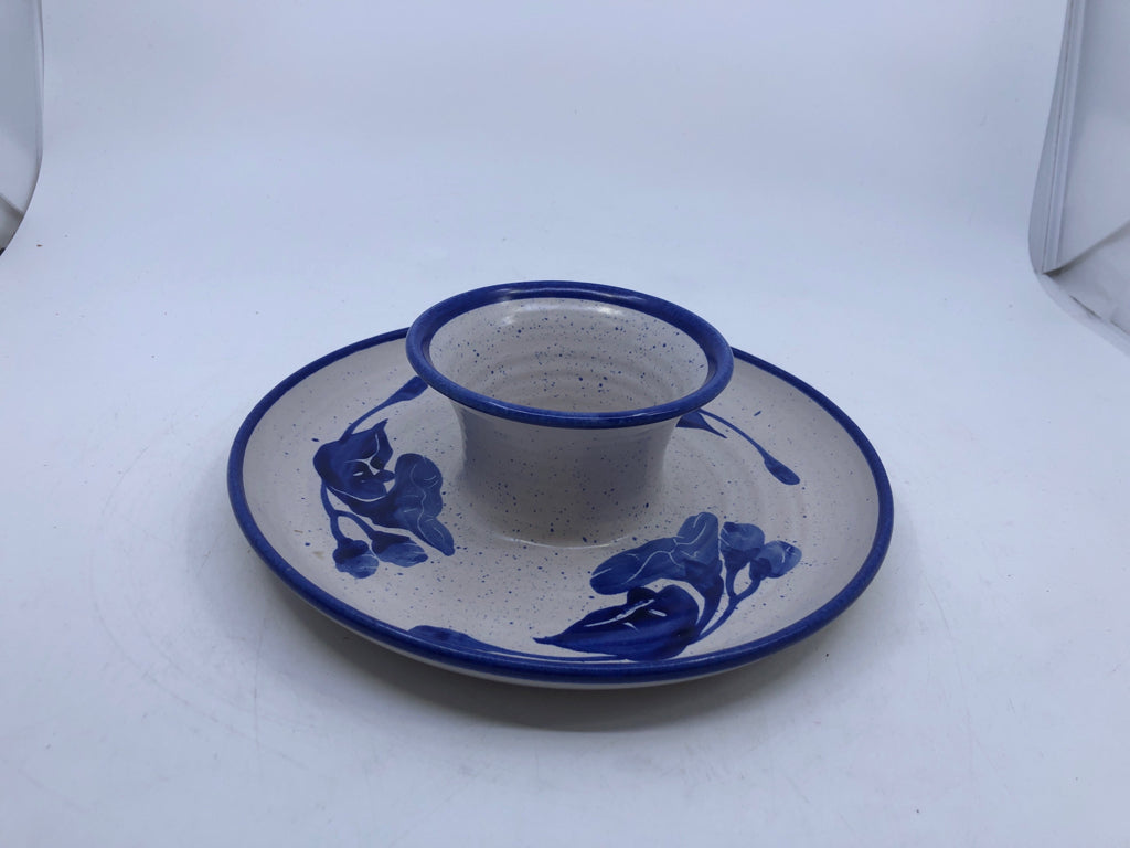 SMALL BLUE FLORAL POTTERY CHIP AND DIP SERVER.