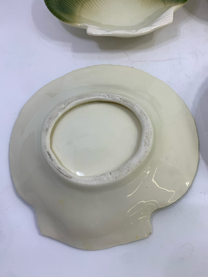 4 GREEN & CREAM SHELL PLATES.
