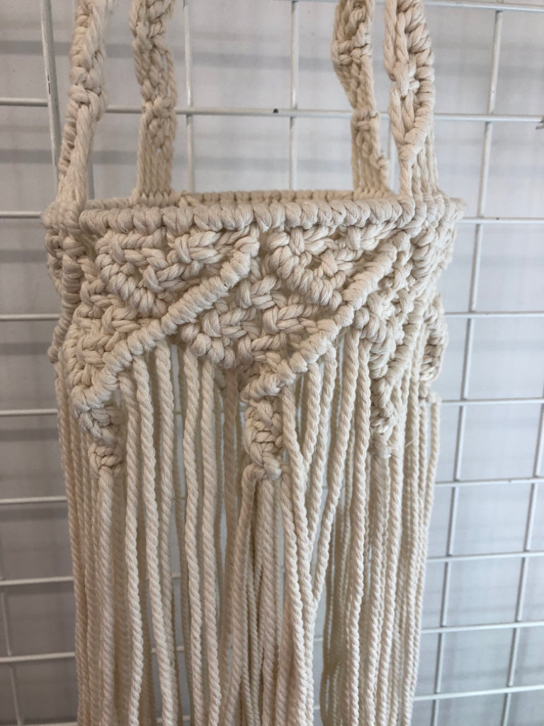 HANGING MACRAME PLANT HOLDER.