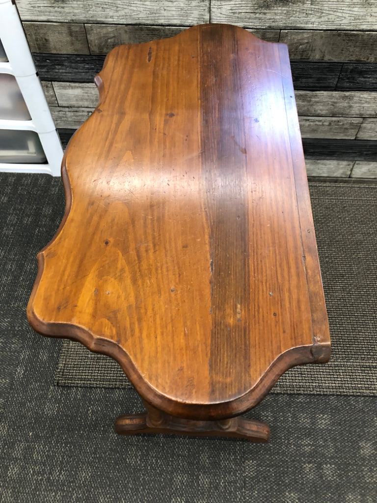 VTG SCALLOPED TABLE W/SPINDLE LEGS & DRAWER.