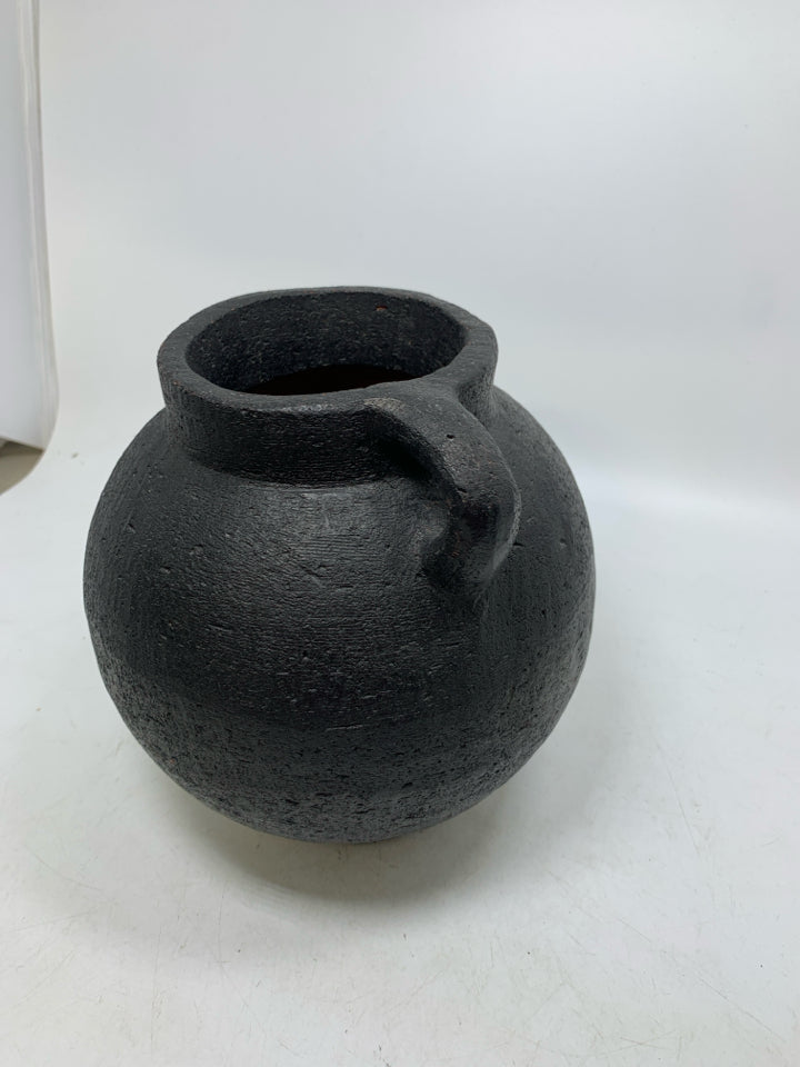 HEAVY MATTE BLACK CIRCLE TEXTURED VASE W/ SMALL HANDLE.