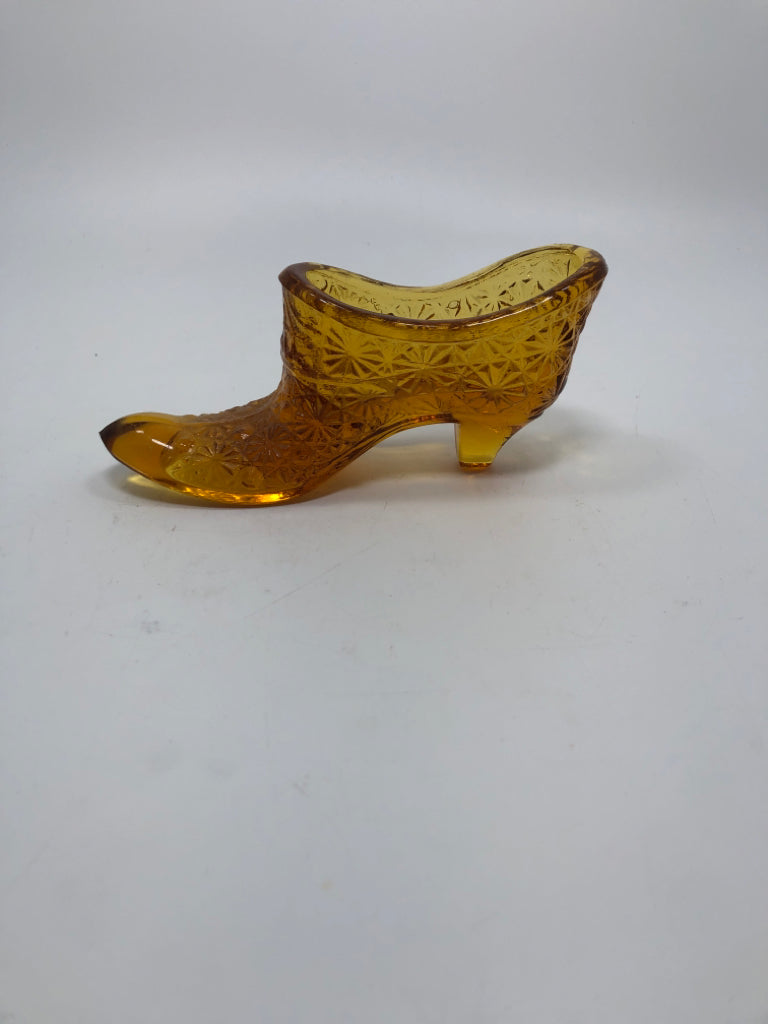 VTG AMBER GLASS DAISY DOTS SHOE.