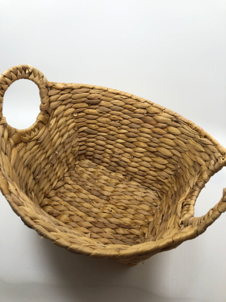 WOVEN WICKER OVAL BASKET W/HANDLES.