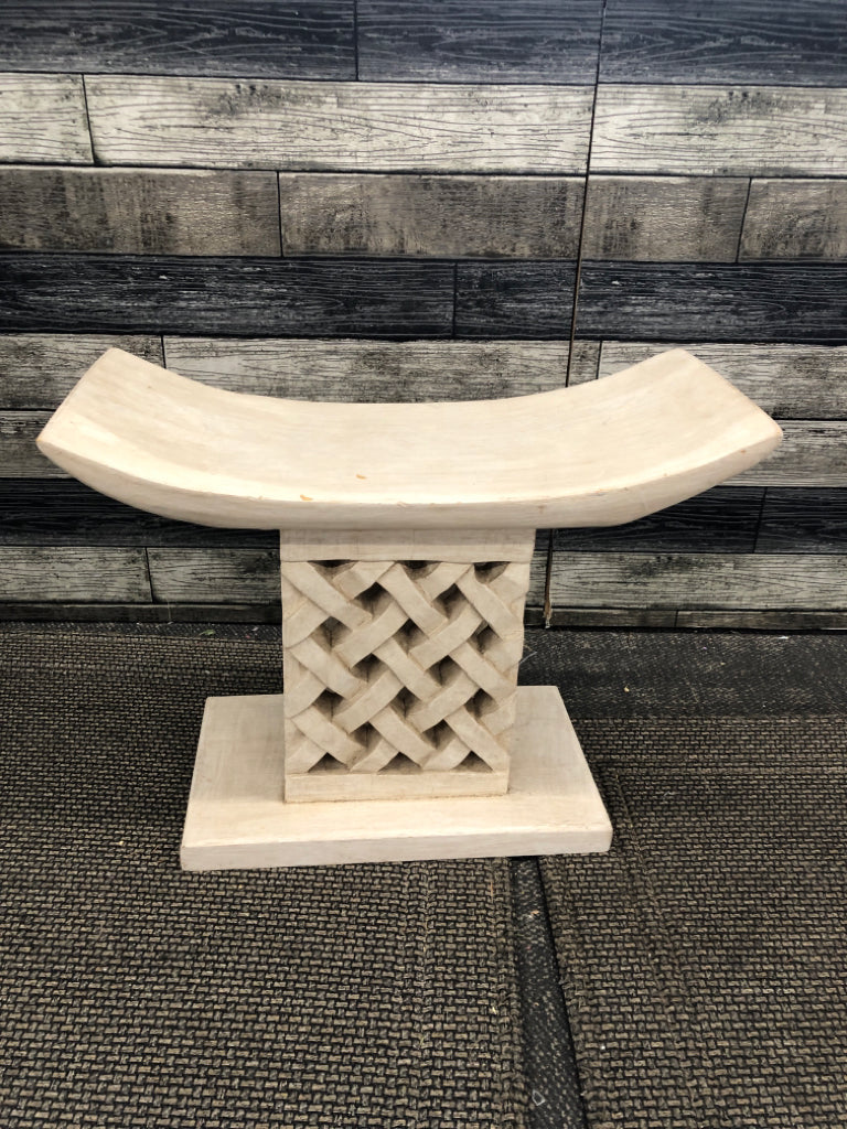 CURVED SEAT- CRISS CROSS BASE BENCH.