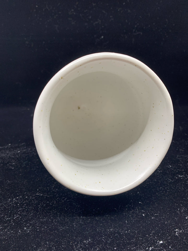 WHITE AND GREY POTTERY CUP HORN.