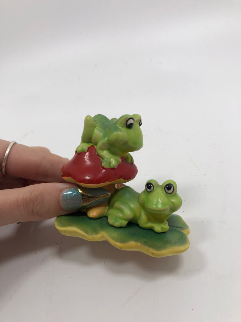 VTG TWO GREEN FROGS ON LILY PAD W/RED MUSHROOM.