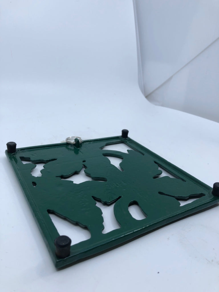 GREEN METAL LEAVES TRIVET.