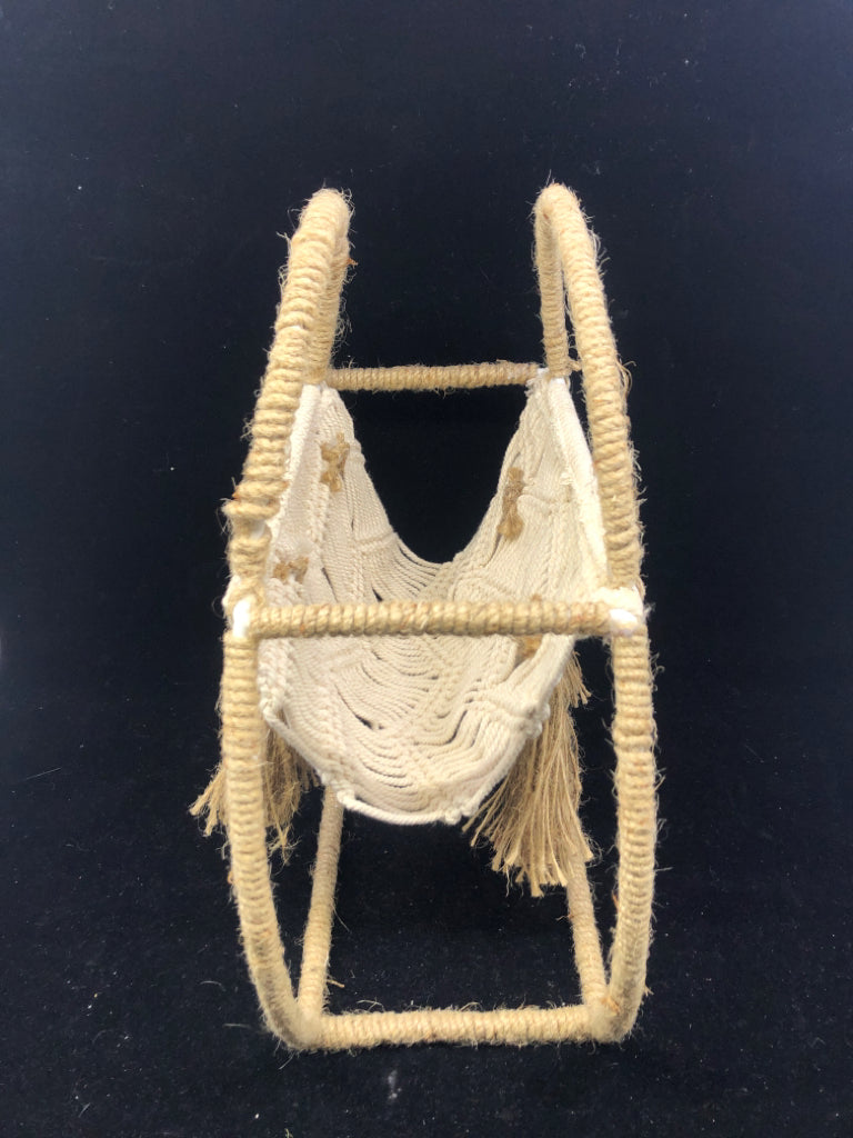 SMALL WHITE WOVEN MACRAME WINE BOTTLE HOLDER.