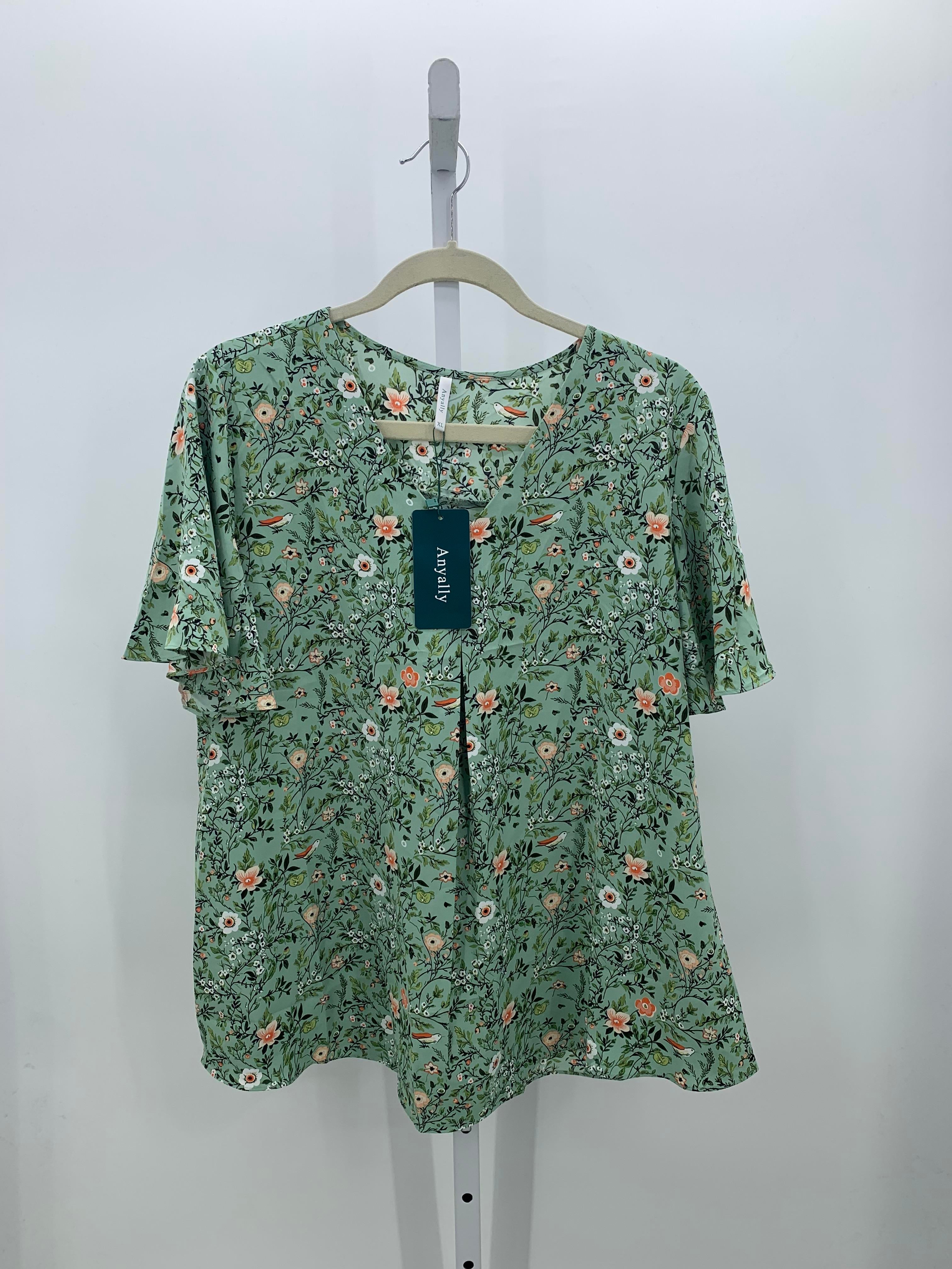 Size Extra Large Misses Short Sleeve Shirt