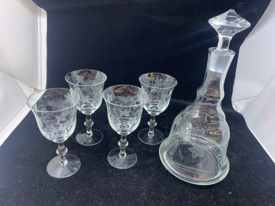 5PC ETCHED GRAPES AND LEAVES PATTERN - 4 WINE GLASSES AND DECANTER.