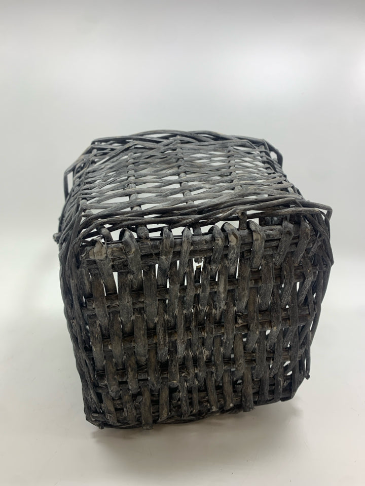 GRAY WOVEN SQUARE WICKER BASKET.