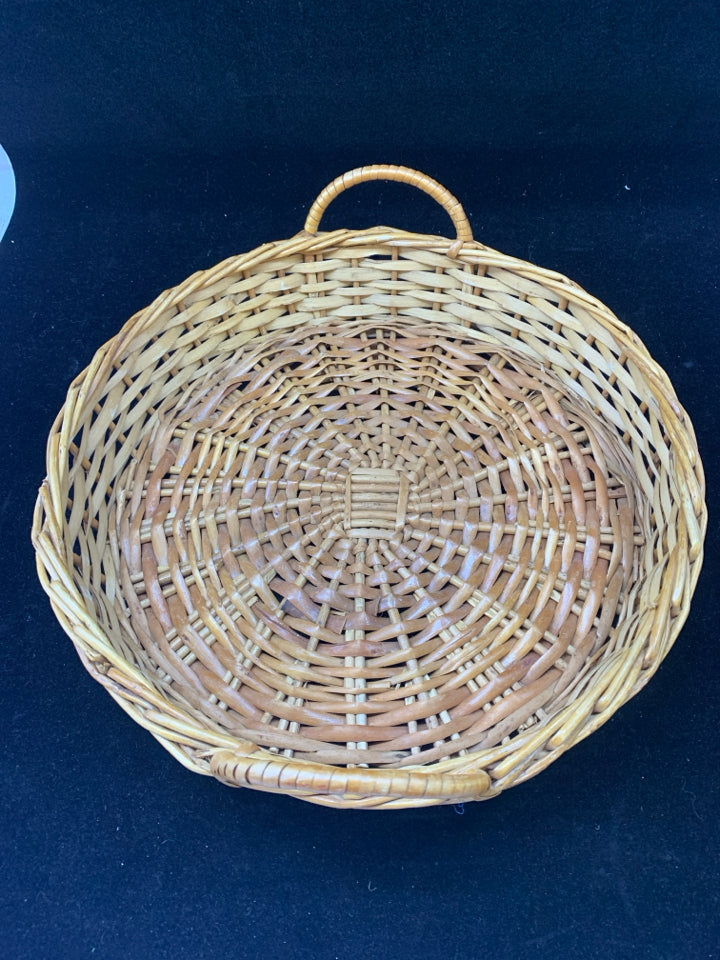 ROUND WOVEN BASKET W/ HANDLES.