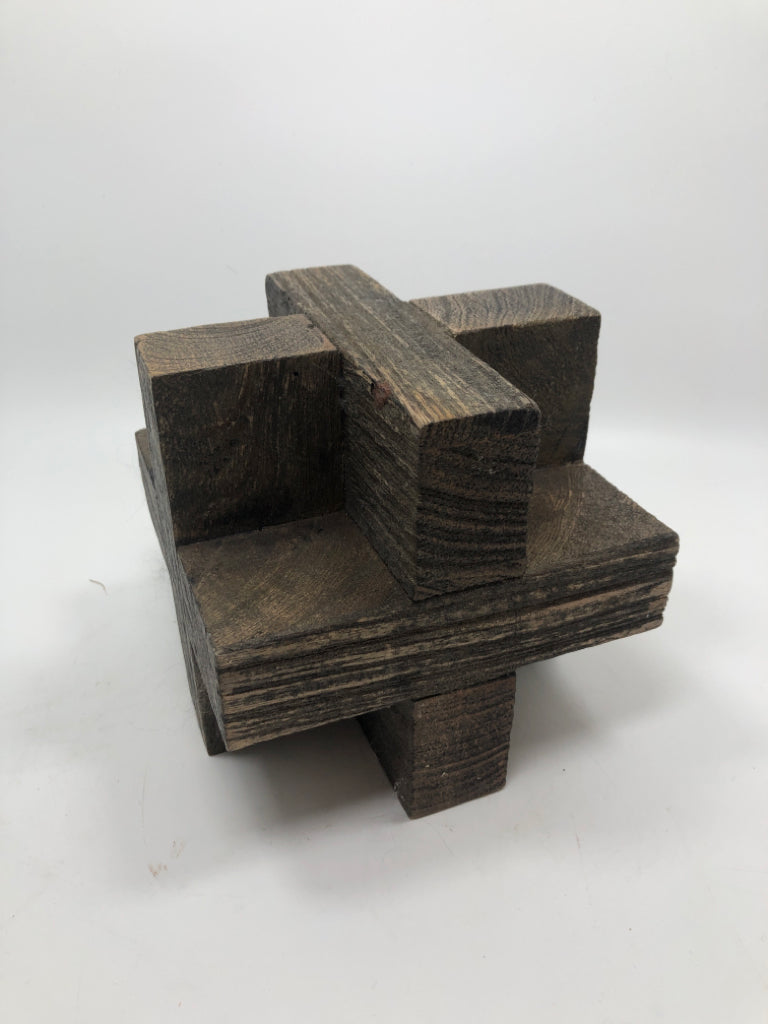 X-SHAPED WOOD DECOR BLOCK.