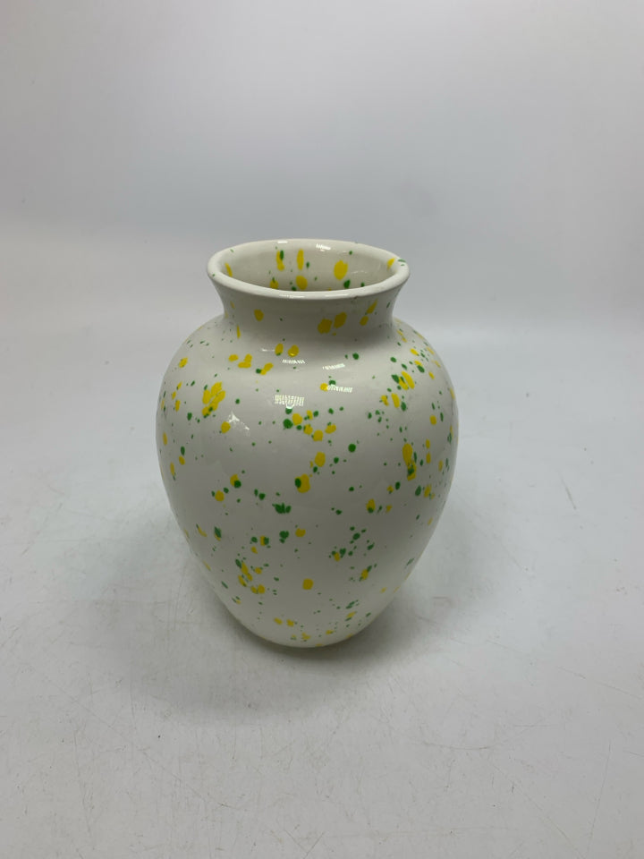 GREEN/YELLOW SPECKLED VASE.