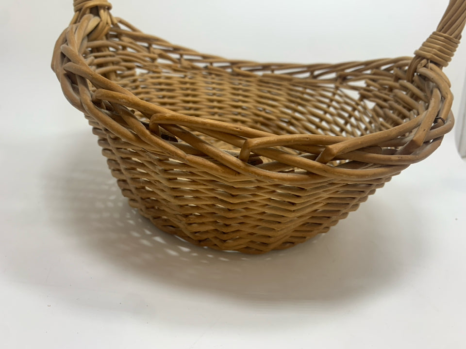 OVAL WOVEN BASKET W/HANDLE.