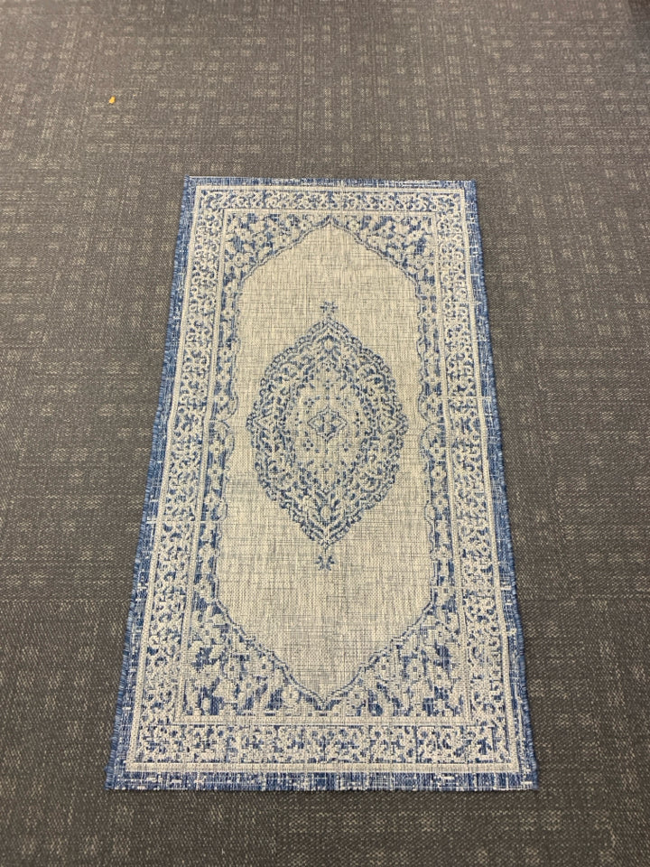 SAFAVIEH "COURTYARD" GREY BLUE PATTERNED BORDER W/ MEDAILION IN CENTER.