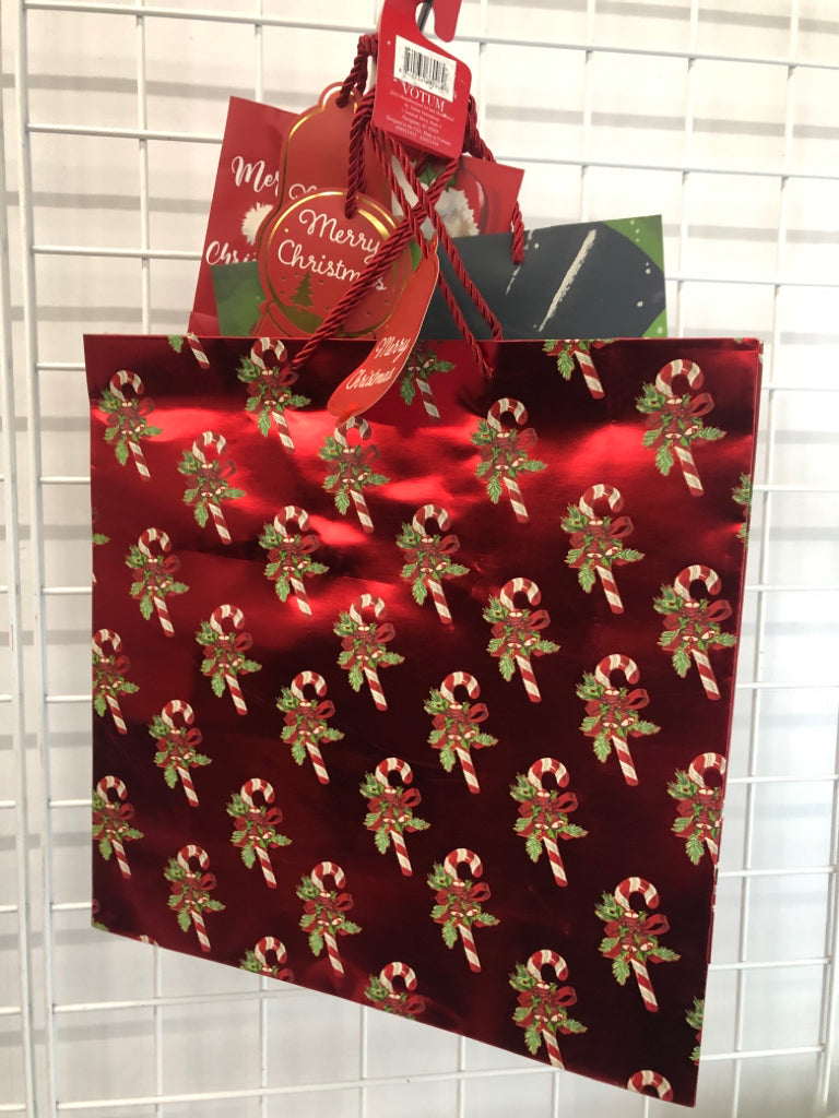 NWT 3 CHRISTMAS GIFT BAG SET.