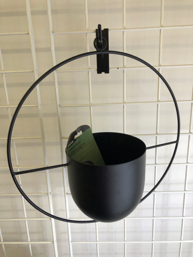 ROUND METAL PLANTER WALL HANGING W/HOOKS.