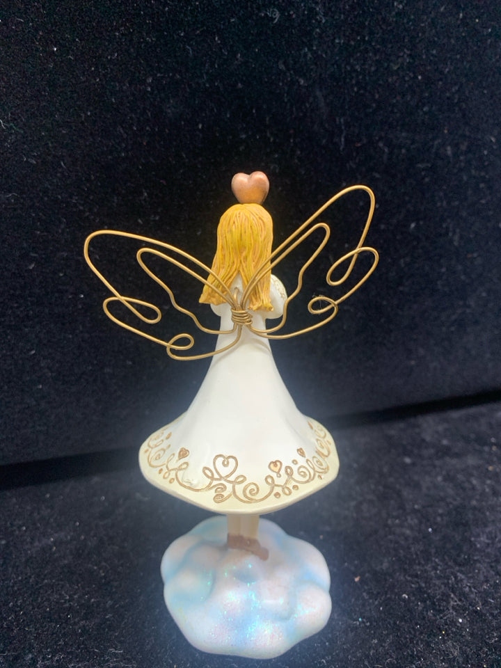 ANGEL BOBBLE HOLDING A HEART BALLOON.