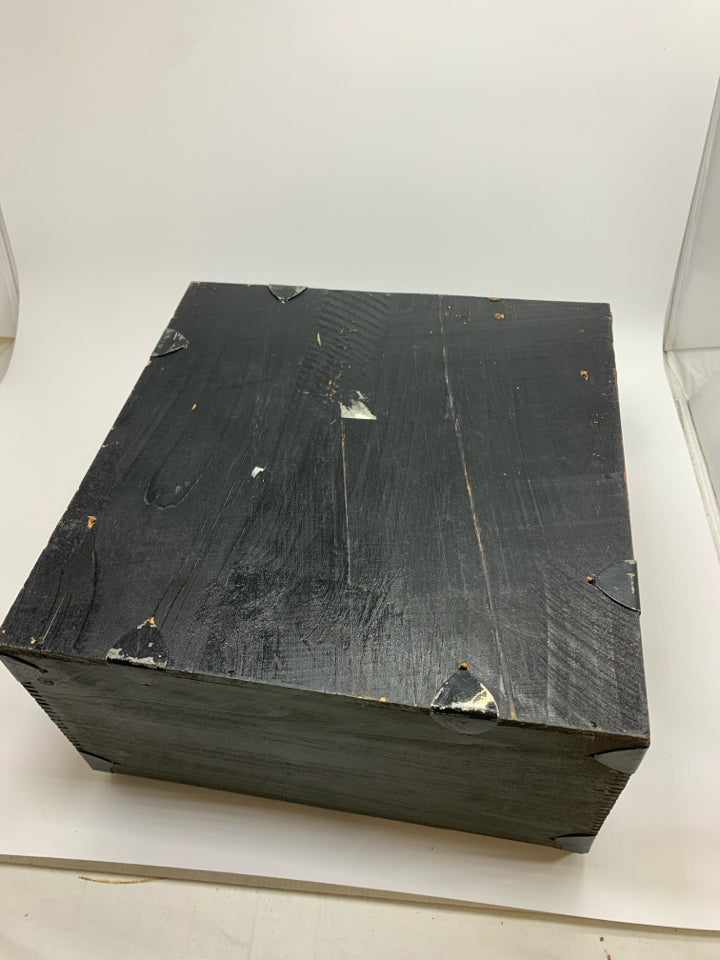 PRIMITIVE GOURDS WOODEN DECORATIVE BOX.