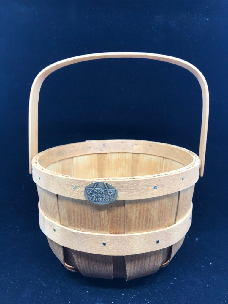 SMALL BUSHEL BASKET W/ SWING HANDLE.