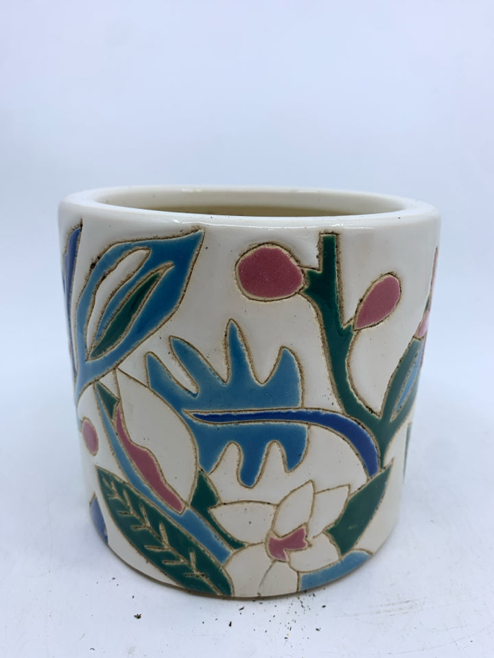CREAM PLANTER W/PINK FLOWERS, BLUE/GREEN LEAVES.