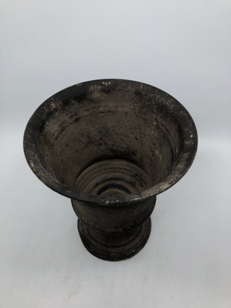 RUSTIC METAL URN-STYLE PLANTER.