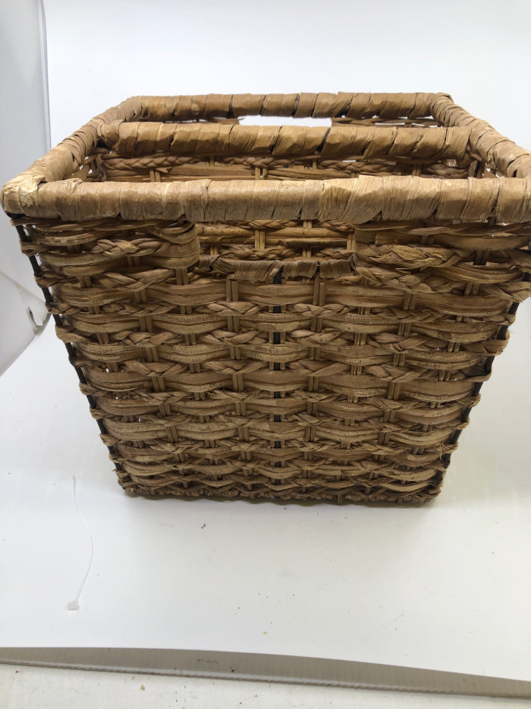 SQUARE 2 SLOT MAGAZINE BASKET W/HANDLES.
