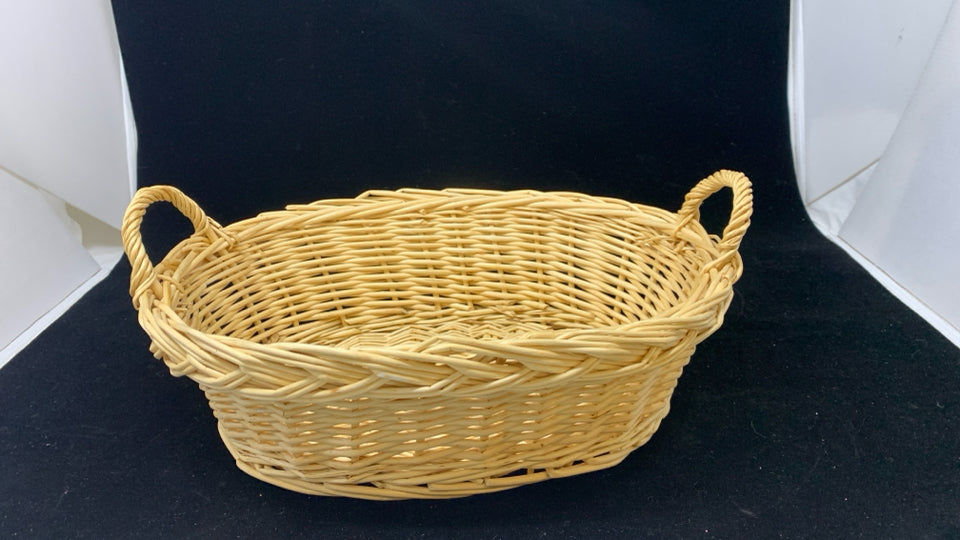 SMALL OVAL LT WICKER BASET W HANDLES.