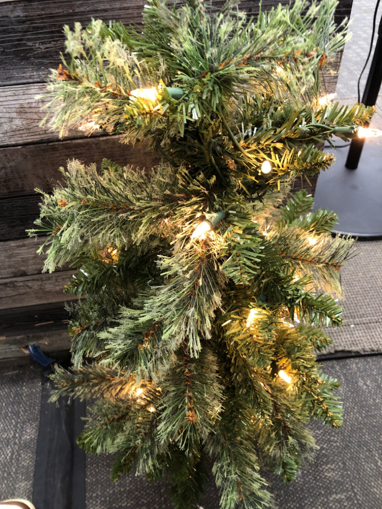LIGHT UP CHRISTMAS TREE.