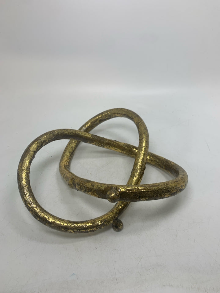 METAL STANDING KNOT DECOR.
