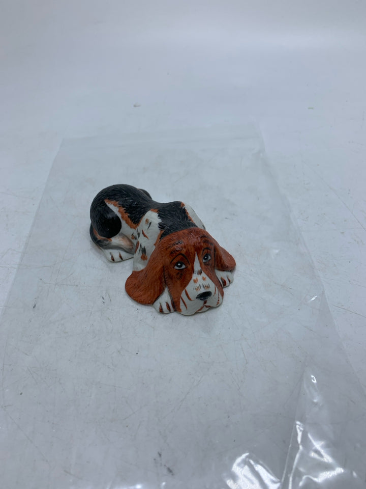 LAYING DOWN BASSET HOUND IN BAG.