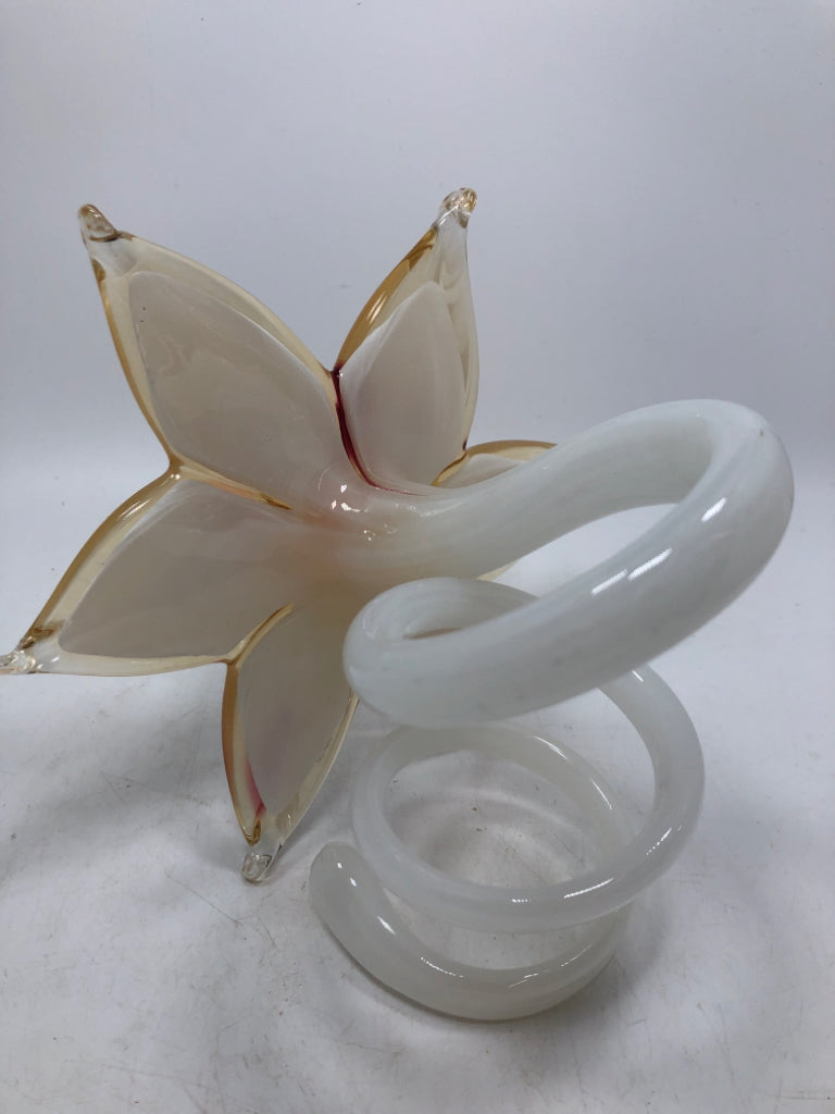 HAND-BLOWN ART GLASS LILY FLOWER PAPERWEIGHT.