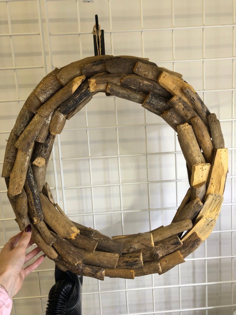 SPARKLY DRIFTWOOD WREATH.